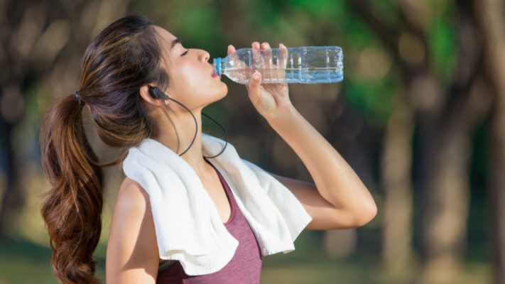Uống đủ nước để đào thải axit uric